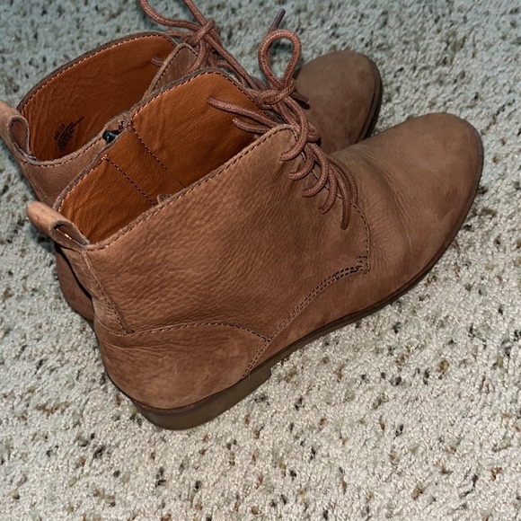 NWOT Lucky Brand Tan Boots - Picture 2 of 7